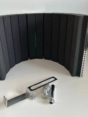 Reflektionsfilter för musik- och ljudinspelning  - Gear4music mikrofonreflektionsfilter med svart skum och metallram. Perfekt för att minska oönskade ljudreflektioner vid inspelning. Inkluderar monteringsdetaljer i metall. Kommer i originalkartong. Använd 2 gånger, mycket gott skick. Nypris 900:-