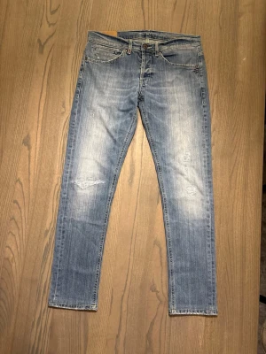 Dondup George jeans  - Dondup George jeans med snygga slitningar! Bra skick, stl 33 men små i storleken