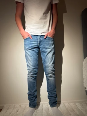 Dondup George jeans - Jeans från dondup, modell: George, storlek 32. De är i riktigt fint skick och bra orginella slitningar.