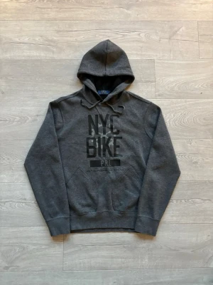 Ralph Lauren Hoodie - Riktigt snygg Ralph Lauren Hoodie i toppskick. Storlek M men passar även S. Tveka inte ställa frågor vid intresse🙌