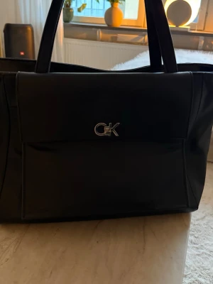 Calvin Klein medium shopper w/pocket  - Calvin Klein medium shopper w/pocket som ny. Nypris: 2000 kr