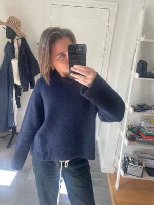 Stickad tröja  - Såå fin mörkblå stickad tröja från Gina! Passar storlek xs/s🫶🏼