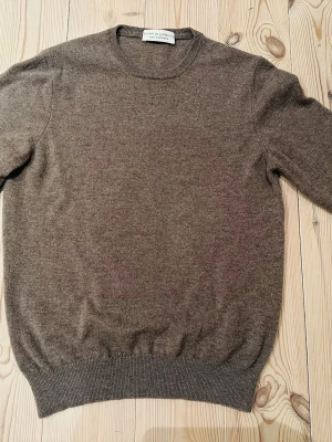 Filippo de Laurentiis ull / cashmere tröja  - Mjuk och stilren beige stickad tröja från Filippo de Laurentiis i en lyxig blandning av ull och kashmir. Tröjan är i mycket bra skick. Storlek 48 motsvarar S liten M. Nypris ca 2000kr