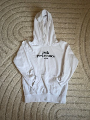 Vit hoodie från Peak Performance - Säljer nu min riktigt snygga peak tröja skicket är perfa med inga fläckar eller märken! Storlek 140. Hör av er om ni har fler frågor eller bilder😁