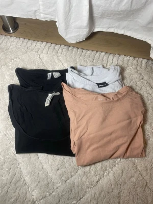 Fyra T-shirts  - Fyra T-shirts 👕 Säljer fyra T-shirts i bra skick: – Svart T-shirt från H&M, XS, med U-ringning. – Svart ribbad T-shirt från H&M, S. – Rosa T-shirt från Kappahl, XS. – Ljusblå T-shirt från Gina Tricot, S. Perfekta basplagg till vardags! Pris kan diskuteras och jag postar oftast snabbt 📦 Skriv gärna om du vill köpa enstaka eller har frågor. 