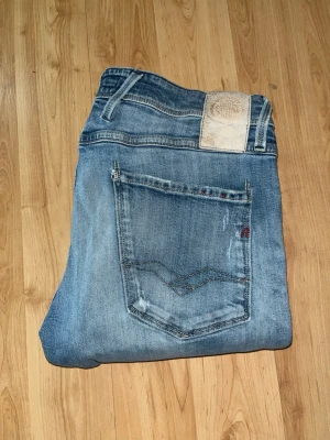Repaly Anbass Jeans  - Ljusblåa Anbass jeans från Repaly med slitningar och hål på knäna. Midja 38cm, längd 115cm. JAG SKICKAR EJ FLER BILDER NÄR JAG BÄR JEANSEN! för bättre inblick i passformen rekommenderar jag att googla på modellnamnet. För storleksguide kolla måtten noggrant då jeansen alltid kan vara uppsydda heller krympta och jag ej tar emot returer :) 1,45