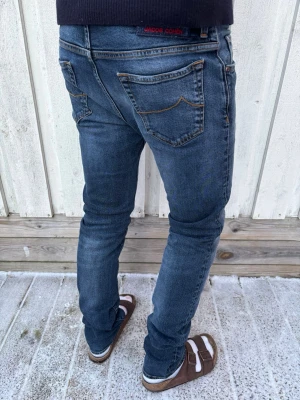 Jacob Cohën ”688” - Ett par sjukt snygga Jacob Cohën jeans i den omtyckta slimfit passformen ”688”! Storlek 32 på lappen, sitter som 31/32. En lagning som syns på sista bilden, märks ej vid användning. Hör av dig vid frågor!