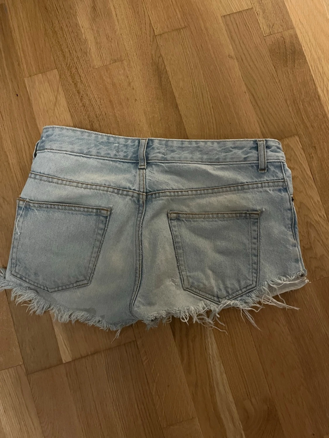 Ljusblå lågmidjade jeansshorts från Topman - 2