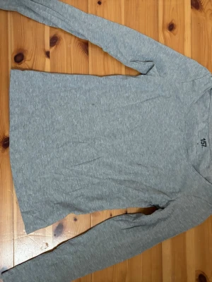 grå långärmad - en långärmad grå tröja, STORLEK M