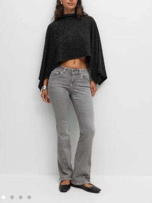 Gina Tricot jeans - Snygga grå bootcut jeans från Gina Tricot med coola fickdetaljer bak och klassisk femficksdesign. Jeansen har låg midja och raka ben som går ut lite nertill. Perfekta för dig som gillar en avslappnad men trendig look. Mycket bra skick då de endast använts fåtal gånger🌸Nypris 500kr