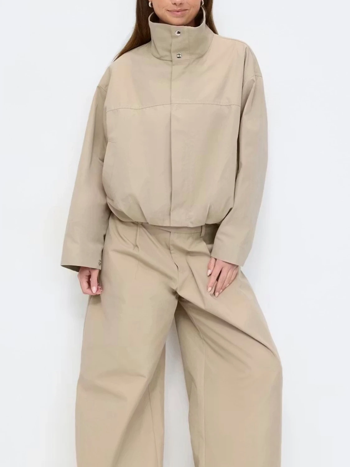 Beige vindjacka med hög krage - 1