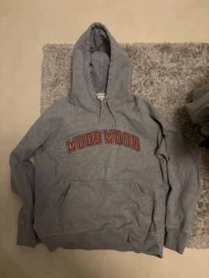 Wood Wood hoodie - Grå hoodie från märket Wood Wood, i storlek S men sitter något större, den är utan defekter.