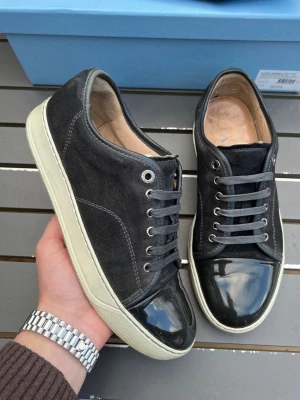 Lanvins - Säljer dessa extremt snygga lanvins! Färg: elephant grey! Size: uk5 motsvarar 40. Skick:9/10 riktigt bra skick inga defekter! Vad ingår? Box+ dustbag! Nypris=5000kr. Kan gå ner i pris vid snabb affär! Hör av dig vid minsta fundering 🤩