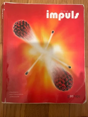 Impuls Fysik 1 kursbok Gleerups - Impuls Fysik 1 är en kursbok i fysik för gymnasiet, skriven av Fraenkel, Gottfridsson och Jonasson. Boken har ett rött omslag med en grafisk illustration av partiklar och explosion. Perfekt för dig som pluggar naturvetenskap eller teknik.
