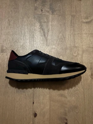 Valentino Rockrunners - Snygga Valentino Garavani Rockrunner sneakers i marinblå. Perfekt för det kalla vädret. Helt nya och oanvända, storlek 41. Bara slänga iväg ett DM vid frågor, priset är inte hugget i sten vid snabb affär.