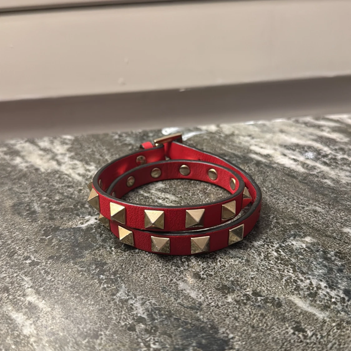 Rött valentino armband med nitar - 1