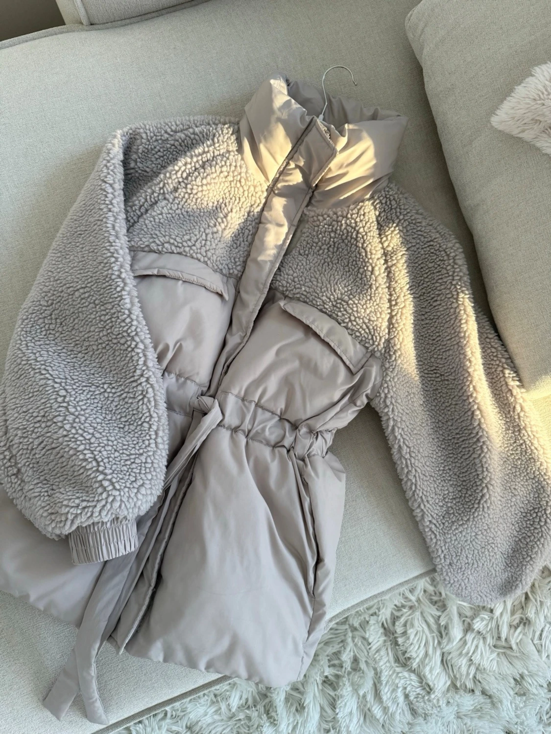 Beige pufferjacka med teddy-detaljer - 3