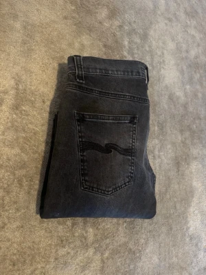 Mörk gråa  jeans från Nudie Jeans - Säljer ett par mörk gråa jeans från Nudie Jeans som är k modellen Lean Dean som är en väldigt fin modell som sitter bra. 28/32 men är lite stora så skulle säga 29/32. Säljer för 479 kr men kan gå ner vid snabb affär!! Skriv vid funderingar💪💪