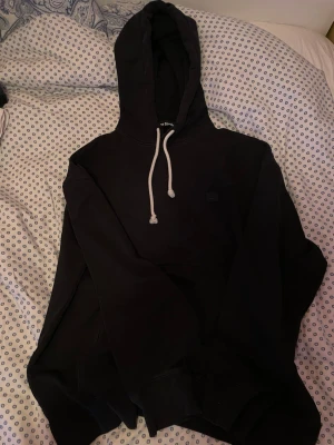 Acne Studios Hoodie - Acne studios Hoodie i fint skick, säljer pga att den var för stor på mig.                                                     Pris kan diskuteras.