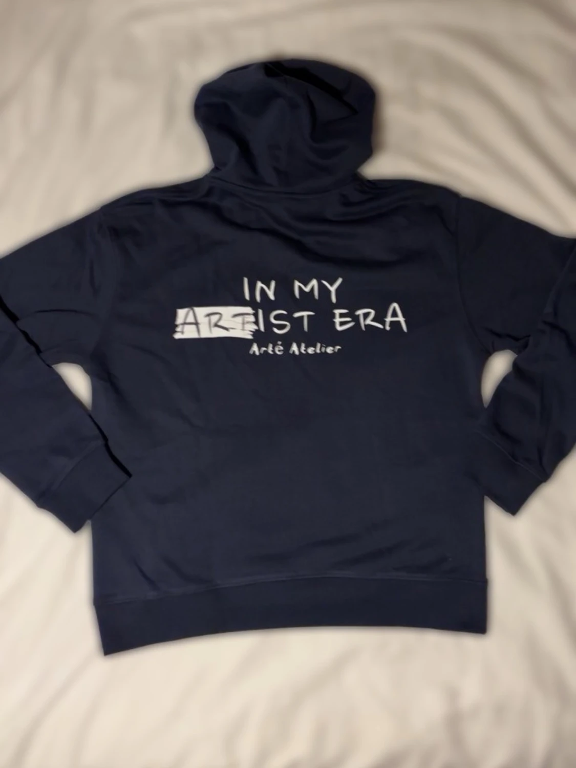 Mörk blå hoodie med tryck Arteatelier  - 2