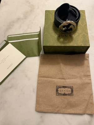 GUCCI bälte  - Schysst bälte med milda repor på spännaren, bältet är 110cm. Allt og. Finns även kvitto de skickas privat. Vid mer frågor är det bara att skriva i dm