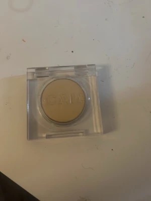 CAIA Eyeshadow Mykonos beige - Säljer en CAIA ögonskugga i färgen Mykonos. Skuggan är matt beige och kommer i en rund dosa med genomskinligt lock. Perfekt för en naturlig look eller som basfärg. Innehåller 2,5 g och är tillverkad i Italien.