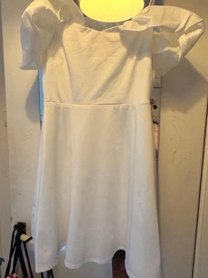 Vit klänning med puffärmar från bubbelroom stl 38 - Vit klänning från Bubbelroom med puffärmar och en smickrande passform. Klänningen har en kortare kjol och en markerad midja. Den är i storlek 38. Jag hade den på min 30 årsdag i juni 2024 men har inte burit den sen dess. Passar dig som ska tag studenten eller om du helt bara gillar vita klänningar. Hämtas på Södermalm i Stockholm eller skickas till dig. Du bestämmer. Maila mig vid frågor. Med vänlig hälsning, Fanny.