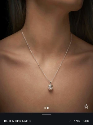 Maria Nilsdotter halsband silver - Pärlhalsband i silver från Maria Nilsdotter☺️kedjelängden är 50cm och halsbandet har använts 2 gånger. Originalpris: 3195kr. Box och kort skickas även med😙                                        Skriv om du har några frågor eller funderingar!❤️