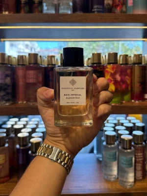 Bois Impérial parfym från Essential Parfums - Bois Impérial från Essential Parfums är en elegant parfym i en rektangulär glasflaska med svart skruvkork. 