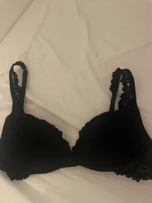 Intimissimi bh - Svart intimissimi bh i storlek 75b knappt använd. Nypris 650kr