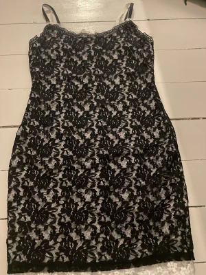 Spettsklänning - Svart och vit spettsklänning