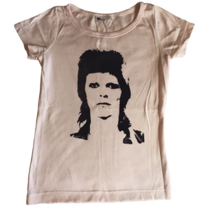 David Bowie band tröja/ graphic tee/ T-shirt med tryck, 60s/ 70s/ rock/ alt - Unik ljusrosa topp med mörklila David Bowie tryck på! 100% bomull