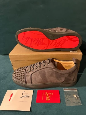 Christian Louboutin skor - 🛑Grå mocha skor från Christian Louboutin i storlek 43🛑Extremt bra skick🛑Låda samt kort och tre spikar medföljder🛑Hör av dig vid funderingar!!!