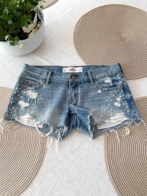 Hollister lågmidjade jeansshorts  - Storlek W23 ~ XXS. Rakt över midjemått: 36cm. Skickas inom 24h. Se liknande plagg i min profil! 