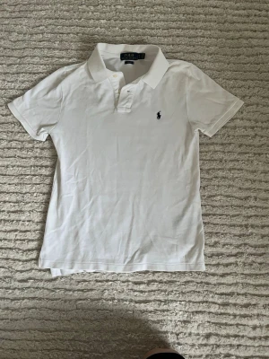 Polo Ralph lauren piké - Snygg polo Ralph lauren piké som är perfekt till sommaren. Hör av er vid frågor