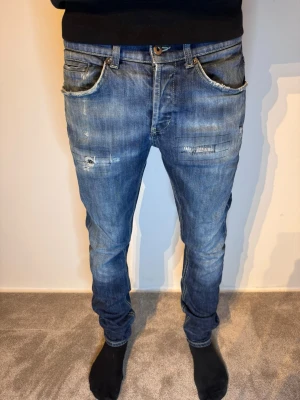Dondup George Jeans  - | Skick: 7/10 | Färg: Blå | Modell: 172cm 58kg | Vad inkluderas: Enbart Jeansen | Nypris: 4 200kr |