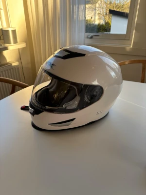 Vit mopedhjälm från APX - Säljer en vit mopedhjälm från APX med visir och svarta detaljer. 