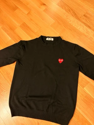 Comme des garçons tröja - Snygg cdg tröja. Bra skick. Storlek M. Passar mig som är 183.