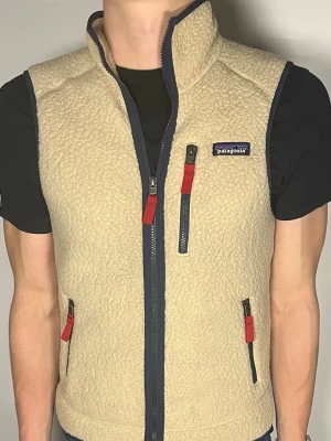 Patagonia fleece väst - Säljer en riktigt snygg och trendig Patagonia fleece väst i fint skick, storlek XS, vid frågor är det bara att skiva //Gramenti