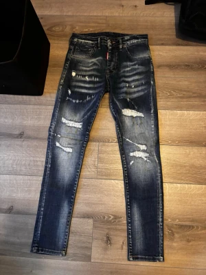 Jeans från Dsq2  - Blåa jeans från Dsq2 har används rätt så många gånger men skicket är nästan som nytt inga skador osv, säljer för har tröttnat på dom, det är storlek 42 som borde passa pojkar i ålder 11-13 ungefär😁