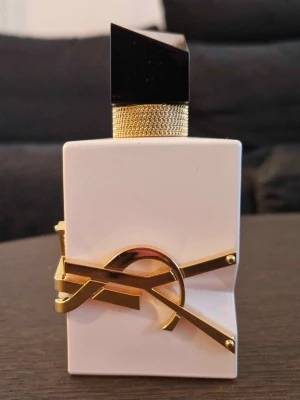 Yves Saint Laurent - Libre L'eau Nue EdP 50ml - Se bild två för mängd kvar (45 av 50ml). Säljer då det ej var min typ av doft. Alkoholfri formula så har en mer oljig textur. Har noter av citron, apelsinblomma och lavendel. 