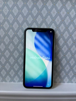 Grön iPhone 11 med dubbla kameror - • Lagring: 128GB • Batterihälsa: 75% • Fullt fungerande – allt fungerar som det ska • Olåst (fungerar med alla operatörer)  Skick: Bra använt skick. Synliga repor på skärmen (se bilder), men påverkar inte användningen. Baksidan är i fint skick.