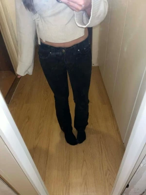 Svarta raka jeans med fickdetaljer - Svarta jeans från gina tricot. Ganska använda. Det finns ett hål i jeansen men syns inte så mycket. Storlek 38. Jag är 165cm lång. Skriv om du har frågor.