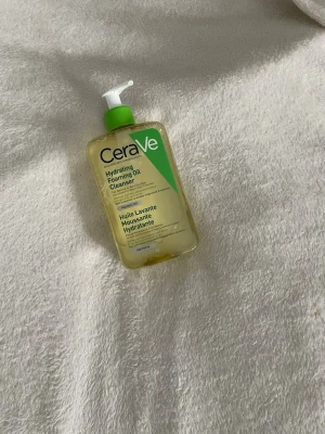 CeraVe Hydrating Foaming Oil Cleanser - CeraVe Hydrating Foaming Oil Cleanser med pump, 473 ml. Passar normal till mycket torr hud och är parfymfri. Innehåller ceramider, triglycerider och squalane som rengör huden. 
