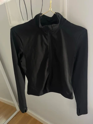 Tränings jacka  - Super fin träningsjacka inga tecken på användning, väldigt skön att träna i. Passar xs-m