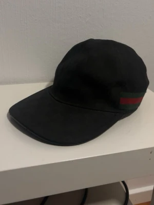 Svart keps från Gucci med röd/grön detalj - Säljer min äkta Gucci keps som är köpt på Gucci i marbella kvitto å allt finns med