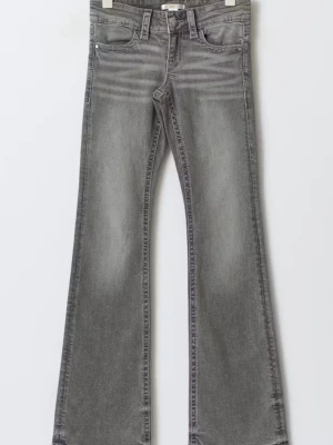 Grå bootcut jeans med tvättad look - Snygga grå bootcut jeans med tvättad effekt och klassisk femficksdesign. Jeansen har normal midja och utsvängda ben, vilket ger en retro vibe. Perfekta för dig som gillar en avslappnad men trendig stil.  Stork 152