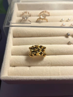 Edblad ring Guld - Edblad guld ring med nitar. Storlek 18,5