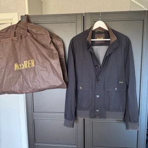 Moorer jacka - Mycket bra skick, som ny! Passar dig som är mellan 170-180cm ungefär. Modellen är 185 cm, 75kg. Sänkta priser på köp av fler varor! Skriv för mer information🤝