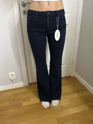 EDC by Esprit Flared Jeans mörkblå  - Jättefina mörkblå flared jeans från EDC, mycket bra skick! Strl: W29 L30 Nypris: 60€